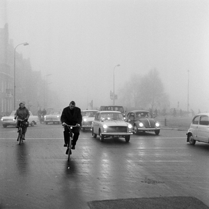 125614 Afbeelding van het verkeer op de rotonde op het Leidseveer te Utrecht, tijdens mist.